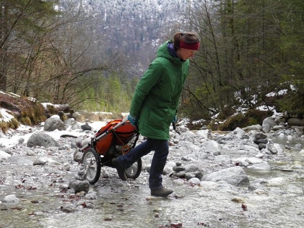 mit dem gogo-kid Winterwanderunng durch ein bachbett bei berchtesgaden
