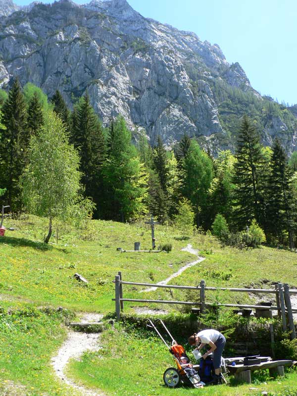Wandern  mit Baby in den Alpen über schmale Bergpfade
